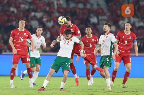 Pemain Timnas Indonesia, Calvin Verdonk (tengah) menggiring bola dibayangi pemain Bulgaria dalam laga final FIFA Series 2026 di Stadion Utama Gelora Bung Karno (SUGK), Senayan, Jakarta, Senin