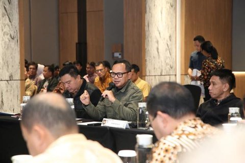Pegawai negeri sipil (PNS) melakukan aktivitas di Badan Kepegawaian Daerah (BKD), Balai Kota, Jakarta, Senin (9/5/2022). Pemprov DKI masih menerapkan kapasitas maksimal 75 persen terhadap