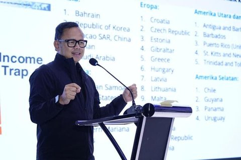 Pegawai negeri sipil (PNS) melakukan aktivitas di Badan Kepegawaian Daerah (BKD), Balai Kota, Jakarta, Senin (9/5/2022). Pemprov DKI masih menerapkan kapasitas maksimal 75 persen terhadap