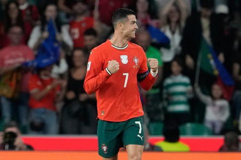 Penyerang Portugal Cristiano Ronaldo merayakan gol yang dicetaknya ke gawang Irlandia pada laga uji coba internasional terakhir jelang putaran final Euro 2024 di Stadion Municipal de Aveiro,