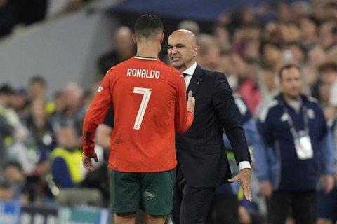 Penyerang Portugal Cristiano Ronaldo merayakan gol yang dicetaknya ke gawang Irlandia pada laga uji coba internasional terakhir jelang putaran final Euro 2024 di Stadion Municipal de Aveiro,