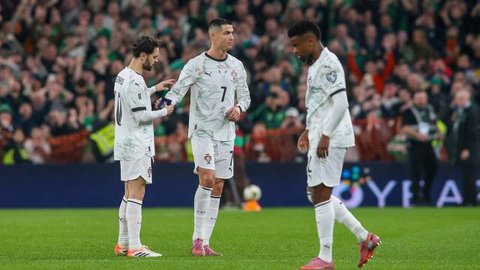Penyerang Portugal Cristiano Ronaldo merayakan gol yang dicetaknya ke gawang Irlandia pada laga uji coba internasional terakhir jelang putaran final Euro 2024 di Stadion Municipal de Aveiro,