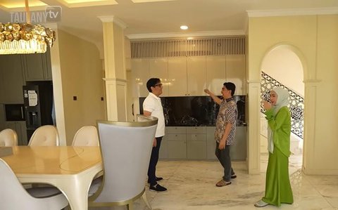 Potret Ruang Makan di Rumah Ustaz Solmed / Instagram @ustad_solmed dan Youtube Taulany TV