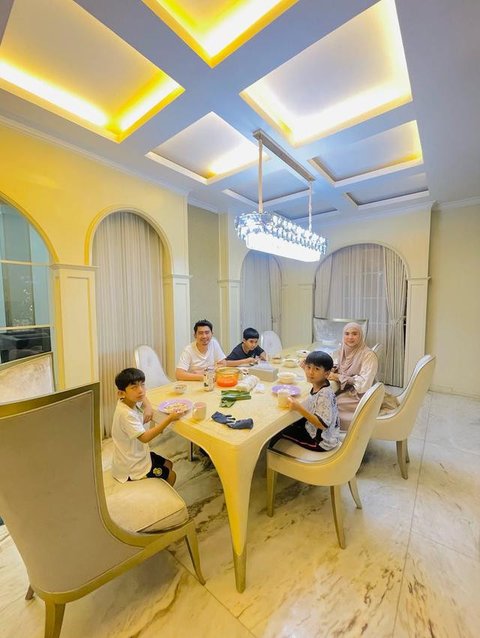 Potret Ruang Makan di Rumah Ustaz Solmed / Instagram @ustad_solmed dan Youtube Taulany TV