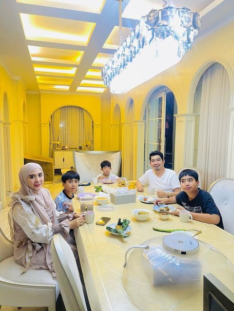 Potret Ruang Makan di Rumah Ustaz Solmed / Instagram @ustad_solmed dan Youtube Taulany TV