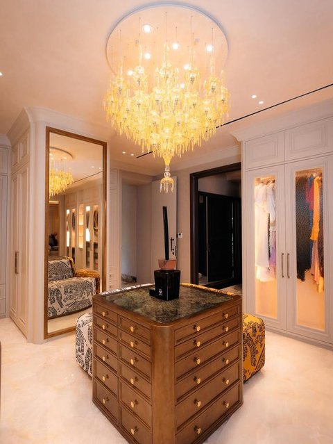 Potret Walk-in Closet di Rumah Baru Tasya Farasya yang Super Mewah (Instagram tasyafarasya)