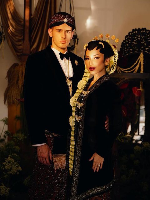 Jelang momen bahagia tersebut, pasangan ini sukses mencuri perhatian publik lewat sesi foto prewedding bernuansa adat Jawa yang begitu kental. [@jennifercoppenreal20].
