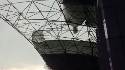 Angin puting beliung menerjang wilayah Kelapa Dua, Kabupaten Tangerang, pada Senin (30/3/2026) sore. Salah satunya membuat stadion Indomilk Arena mengalami kerusakan. (Foto: Istimewa).