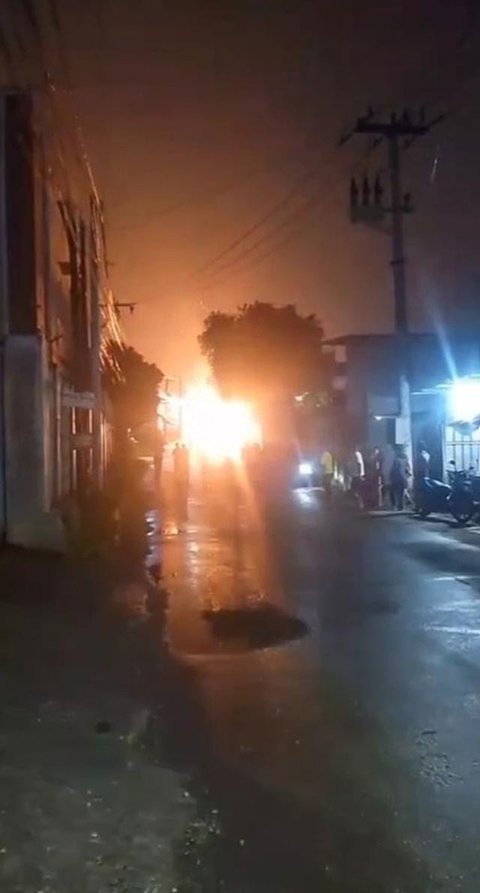 Kebakaran hebat disertai ledakan terjadi di SPBE di kawasan Cimuning, Kecamatan Mustika Jaya, Kota Bekasi, Rabu (1/4/2026) malam. (Foto: Tangkapan Layar Sosmed)