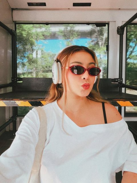 Karin Novilda alias Awkarin viral di jagat maya karena mengunggah foto testpack yang menyatakan positif hamil. Makin heboh karena ia belum menikah