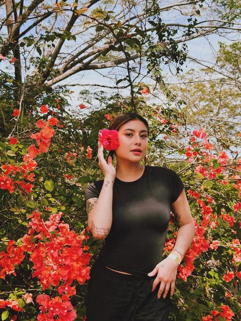 Karin Novilda alias Awkarin viral di jagat maya karena mengunggah foto testpack yang menyatakan positif hamil. Makin heboh karena ia belum menikah