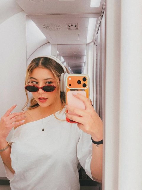 Karin Novilda alias Awkarin viral di jagat maya karena mengunggah foto testpack yang menyatakan positif hamil. Makin heboh karena ia belum menikah
