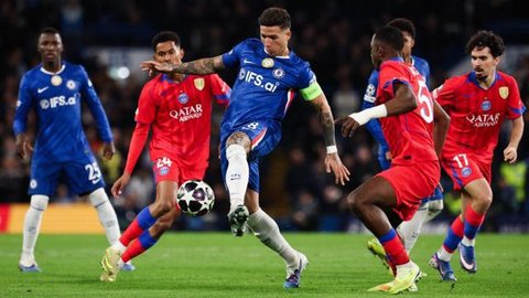 Aksi Enzo Fernandez dalam laga Chelsea vs PSG di 16 besar Liga Champions 2025/2026, Rabu (18/3/2026). (AP Photo/Kin Cheung)