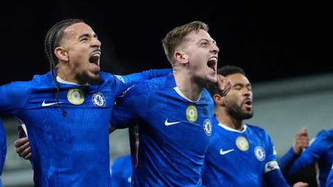Aksi Enzo Fernandez dalam laga Chelsea vs PSG di 16 besar Liga Champions 2025/2026, Rabu (18/3/2026). (AP Photo/Kin Cheung)