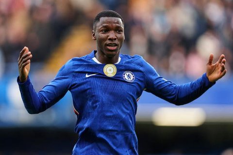 Gelandang Chelsea, Moises Caicedo (kiri), mencetak gol ke gawang Brentford pada pekan 4 Liga Inggris 2025/2026 di Gtech Community Stadium, Minggu (14/9/2025) dini hari WIB. (HENRY NICHOLLS /