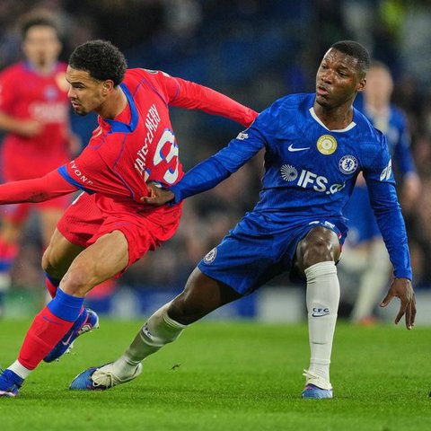Gelandang Chelsea, Moises Caicedo (kiri), mencetak gol ke gawang Brentford pada pekan 4 Liga Inggris 2025/2026 di Gtech Community Stadium, Minggu (14/9/2025) dini hari WIB. (HENRY NICHOLLS /