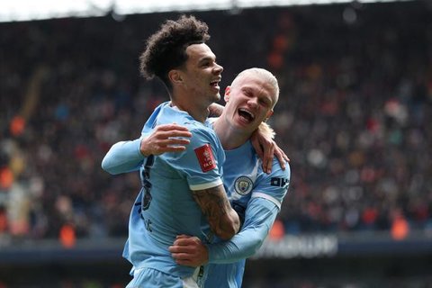 Erling Haaland merayakan gol keduanya bersama rekan setim Manchester City saat menghadapi Liverpool di perempat final FA Cup di Etihad Stadium, Sabtu, 4 April 2026. (AFP/Darren Staples)