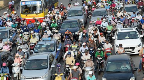 Orang-orang menyeberang jalan dengan latar belakang gedung perkantoran di kawasan Sudirman, Jakarta, Rabu (16/12/2020). Pemprov DKI Jakarta akan mengikuti arahan Wakil Ketua Komite Penanganan