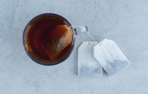 Genetika dan gaya hidup yang buruk menjadi penyebab timbulnya mata panda. Berikut cara mengatasinya secara alami. (Foto: Unsplash.com/Antonika Chanel).