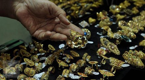 Kotak perhiasan yang berisi koleksi gelang emas harga 2 jutaan di 2025. Foto: Gemini