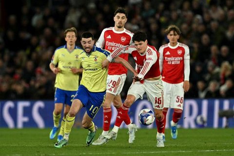 Viktor Gyokeres (kiri) dan Ricardo Calafiori (kanan) merayakan gol ke gawang Southampton pada perempat final Piala FA di St. Mary's Stadium, Minggu (5/4/2026) dini hari WIB. (Glyn KIRK / AFP)
