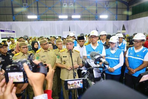 Pekerja membersihkan kaca gedung bertingkat di Jakarta, Senin (25/8/2015). Untuk meminimkan kecelakaan, Kementerian Tenaga Kerja dan Transmigrasi telah mencanangkan bulan Keselamatan dan Kese