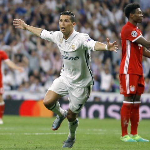 Kiper Bayern Munchen, Manuel Neuer (kiri) berhasil menangkap bola tendangan striker Real Madrid, Rodrygo (tengah) pada laga leg kedua semifinal Liga Champions 2023/2024 di Santiago Bernabeu S