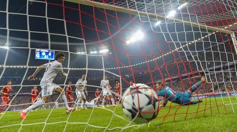 Kiper Bayern Munchen, Manuel Neuer (kiri) berhasil menangkap bola tendangan striker Real Madrid, Rodrygo (tengah) pada laga leg kedua semifinal Liga Champions 2023/2024 di Santiago Bernabeu S