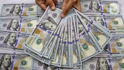 Sementara, harga emas di Galeri 24, Kamis (16/10/2025) tercatat Rp2.418.000 per gram atau naik dari Rp2.393.000 per gram. (Juni KRISWANTO/AFP)