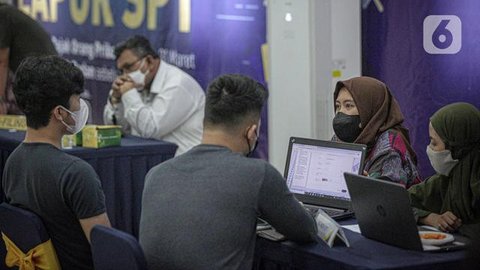 Petugas melayani masyarakat yang ingin melaporkan SPT di Kantor Direktorat Jenderal Pajak di Jakarta, Rabu (11/3/2020). Hingga 9 Maret 2020, pelaporan SPT pajak penghasilan (PPh) orang pribad