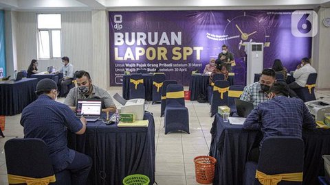 Petugas melayani masyarakat yang ingin melaporkan SPT di Kantor Direktorat Jenderal Pajak di Jakarta, Rabu (11/3/2020). Hingga 9 Maret 2020, pelaporan SPT pajak penghasilan (PPh) orang pribad