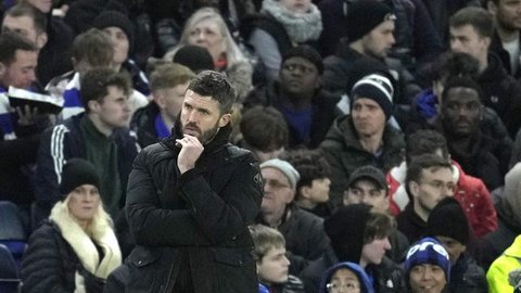 Hal itu disampaikan MU di laman resmi klub pada Rabu (14/1/2026) dini hari WIB. Tampak dalam foto, Michael Carrick saat masih menjadi pelatih sementara Manchester United melihat arlojinya sel