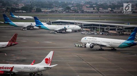 Aktivitas penerbangan di areal Bandara Soekarno Hatta, Tangerang, Banten, Kamis (16/5/2019). Berdasarkan hasil Rapat Koordinasi antara Kementerian Bidang Perekonomian dan Kementerian Perhu