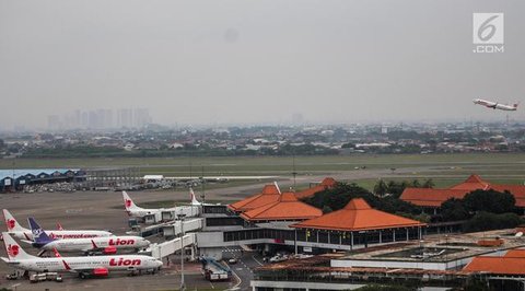 Aktivitas penerbangan di areal Bandara Soekarno Hatta, Tangerang, Banten, Kamis (16/5/2019). Berdasarkan hasil Rapat Koordinasi antara Kementerian Bidang Perekonomian dan Kementerian Perhu