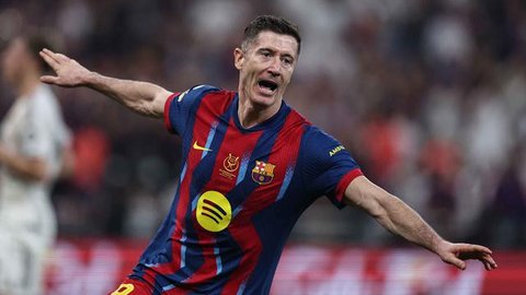 Lamine Yamal menggiring bola di samping Eduardo Camavinga dan Alvaro Carreras dalam laga final Piala Super Spanyol di King Abdullah Sports City Stadium, Jeddah, 12 Januari 2026. (AP Photo/Alt