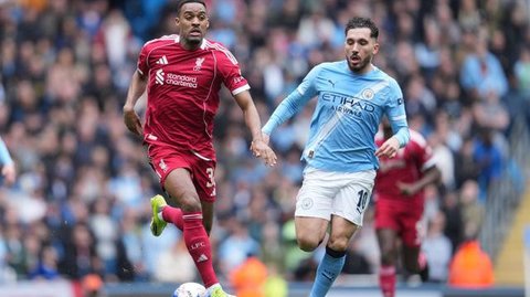 Pemain Manchester City, Rayan Cherki, bersama Erling Haaland merayakan gol ke gawang Nottingham Forest pada laga pekan ke-18 Premier League di Stadion The City Ground, Sabtu (27/12/2025). (Ba