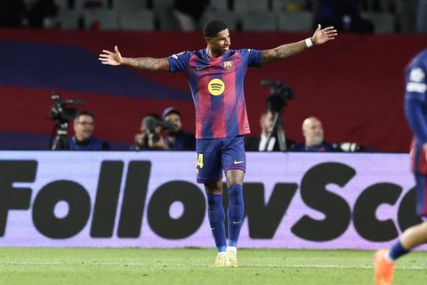 Penyerang Barcelona, Marcus Rashford, berselebrasi setelah mencetak gol ke gawang Olympiakos pada pada laga Liga Champions di Estadi Olimpic Lluis Companys, Rabu (22/10/2025) dini hari WIB.