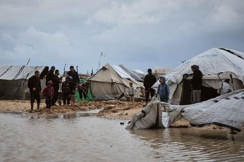 Bola api meletus setelah serangan udara Israel menghantam sebuah lokasi dekat tenda-tenda penampungan pengungsi Palestina di Deir el-Balah, Jalur Gaza tengah pada 25 Maret 2026. Sebuah serang