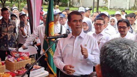 Sampel biodiesel B0, B20, B30, dan B100 dipamerkan saat uji jalan Penggunaan Bahan Bakar B30 untuk kendaraan bermesin diesel di Kementerian ESDM, Jakarta, Kamis (13/6/2019). (merdeka.com/Iqba