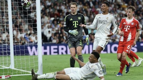 Joshua Kimmich dari Bayern, kiri, dan Jude Bellingham dari Real Madrid berebut bola selama pertandingan leg pertama perempat final Liga Champions antara Real Madrid dan Bayern Munich di Madri