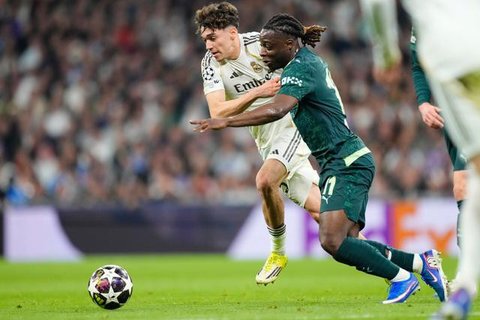 Joshua Kimmich dari Bayern, kiri, dan Jude Bellingham dari Real Madrid berebut bola selama pertandingan leg pertama perempat final Liga Champions antara Real Madrid dan Bayern Munich di Madri