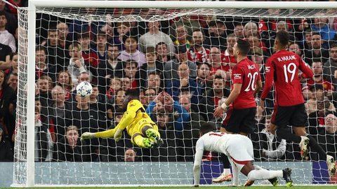 Kiper baru Manchester United, Andre Onana, melakukan latihan perdana bersama timnya di pusat pelatihan Pingry School, New Jersey, Amerika Serikat, Sabtu (22/07/2023) WIB. Oana dibeli oleh