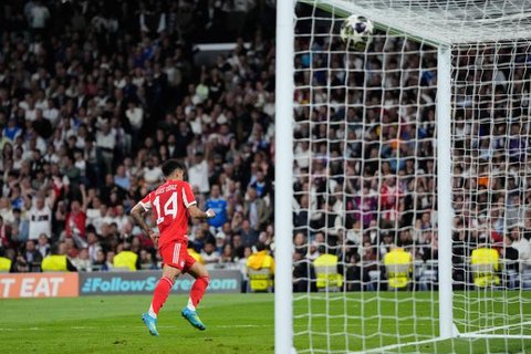 Luis Diaz mencetak gol pembuka timnya dalam laga leg pertama perempat final Liga Champions di Santiago Bernabeu, 8 April 2026. (AP Photo/Bernat Armangue)