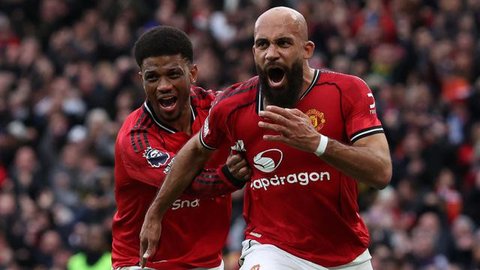 Tambahan tiga poin membuat Manchester United kembali ke peringkat keempat dengan raihan 48 poin. Tampak dalam foto, pelatih interim Manchester United asal Inggris, Michael Carrick, memberikan