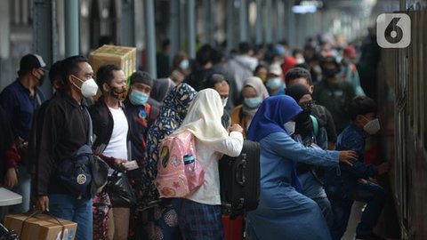 Kedatangan ini merupakan bagian dari arus balik Lebaran 2026 yang diperkirakan mencapai puncaknya pada hari ini. Tampak dalam foto, penumpang bus Antar Kota Antar Provinsi (AKAP) saat tiba di