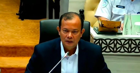 Warga mengenakan jas hujan saat melintasi JPO di Jalan Raya Casablanca, Jakarta Selatan, Selasa (8/3/2022). BMKG memprediksi cuaca ekstrem berupa hujan lebat disertai angin kencang akan terja