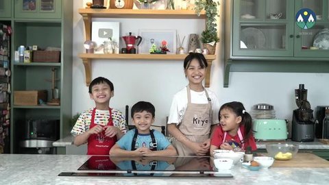 Potret Dapur Rumah Ricky Harun dan Herfiza (Foto: YouTube/KELUARGA MOYAPOYA)