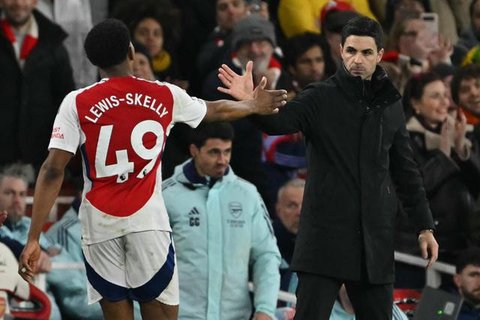 Pelatih Arsenal asal Spanyol, Mikel Arteta, terlihat selama pertandingan leg kedua semifinal Liga Champions UEFA antara Paris Saint-Germain (PSG) dan Arsenal di stadion Parc des Princes di
