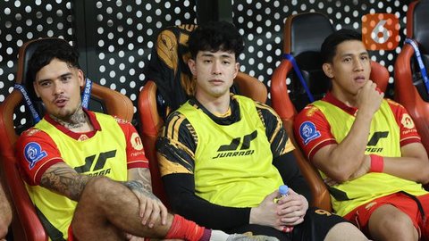Kiper Persija Jakarta, Cyrus Margono, berada di bench pemain saat laga melawan Dewa United pada pertandingan tunda pekan ke-25 BRI Super League 2025/2026 di Jakarta International Stadium (JIS), Minggu (15/03/2026).