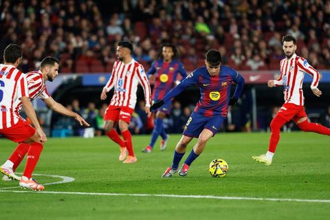Momen eksekusi gol tendangan bebas Julian Alvarez dalam laga leg pertama perempat final Liga Champions antara Barcelona vs Atletico Madrid di Camp Nou, 9 April 2026. (AP Photo/Joan Monfort)